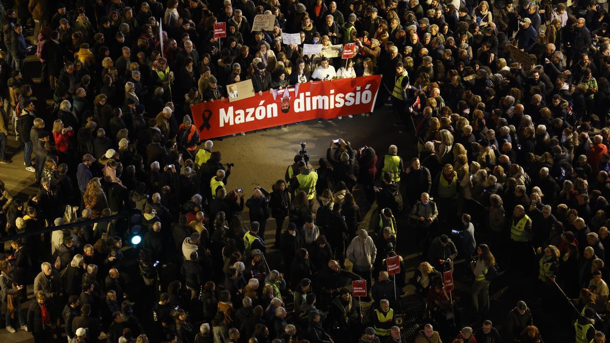 Miles de personas exigen por tercera vez en València la dimisión de Carlos Mazón por la gestión de la DANA