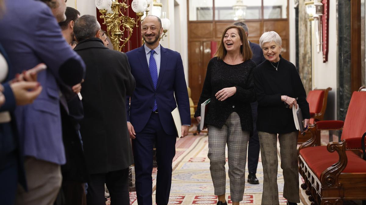 El Gobierno esquiva el choque con Puigdemont y el Congreso aplaza otra vez la tramitación de la cuestión de confianza