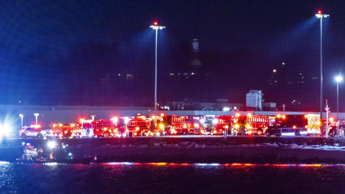 Un avión de American Airlines con 64 personas a bordo se estrella tras chocar con un helicóptero militar cerca de Washington DC