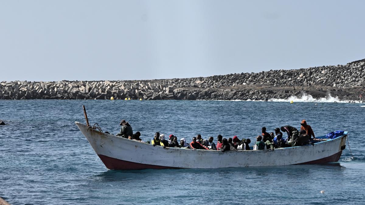 Familias en vilo en Pakistán tras morir 50 personas en la ruta canaria: »No saben si sus padres y hermanos iban a bordo»