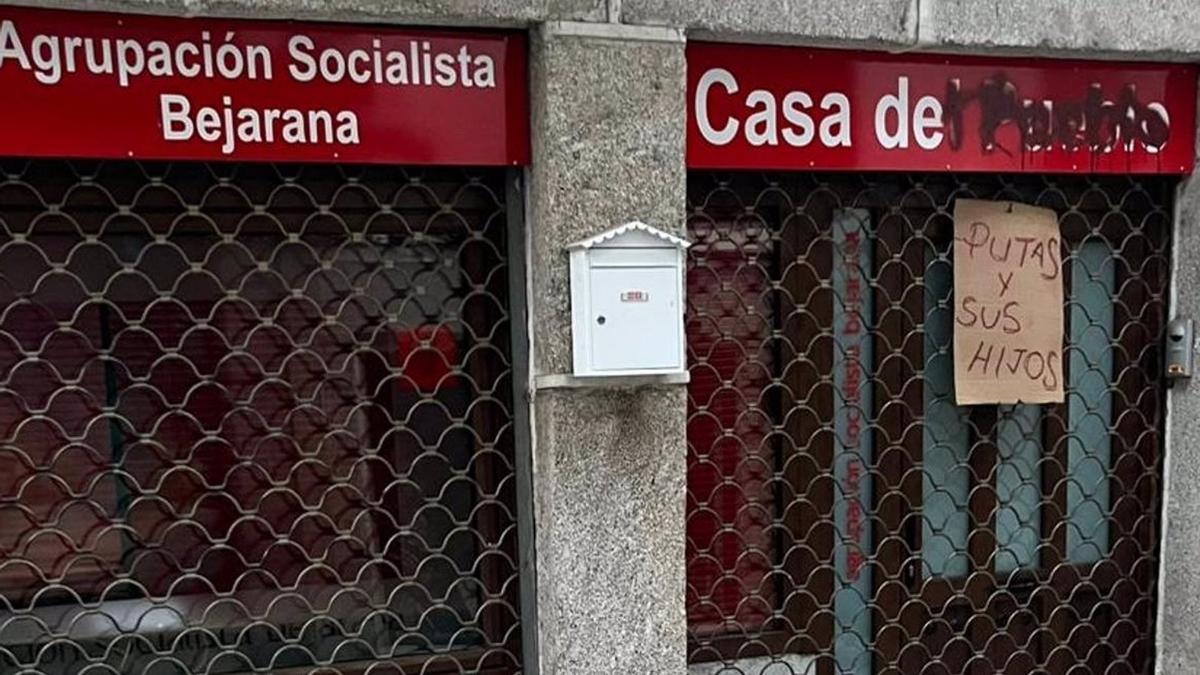 Vandalizan con carteles e insultos la sede del PSOE de Béjar, Salamanca