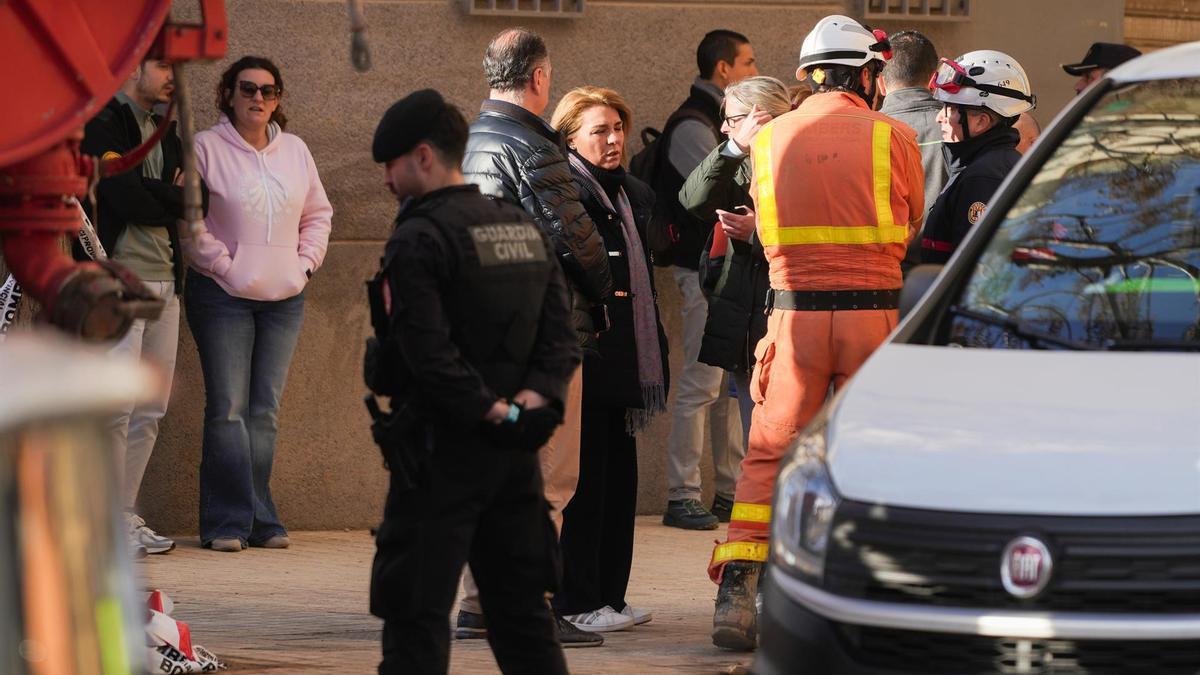 Mazón, increpado por vecinos al grito de «asesino» y «dimisión» en su visita al accidente mortal de Benetússer