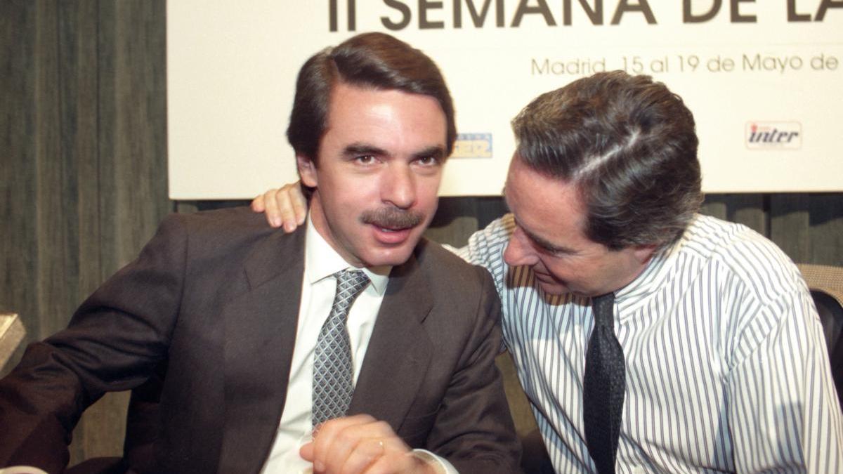 El PP de Ayuso cree que no hemos besado lo suficiente a Aznar (con Bad Bunny como excusa)