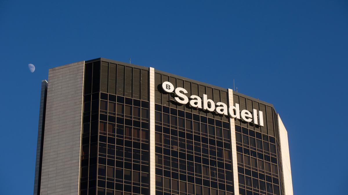 Banco Sabadell vuelve a Catalunya siete años después y en plena opa del BBVA