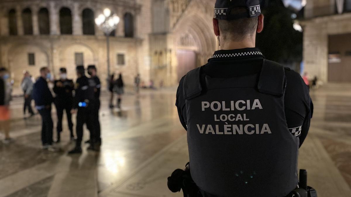 La Policía Local de València detiene a un hombre por agredir a su mujer e hijas y mantenerlas encerradas durante 20 días