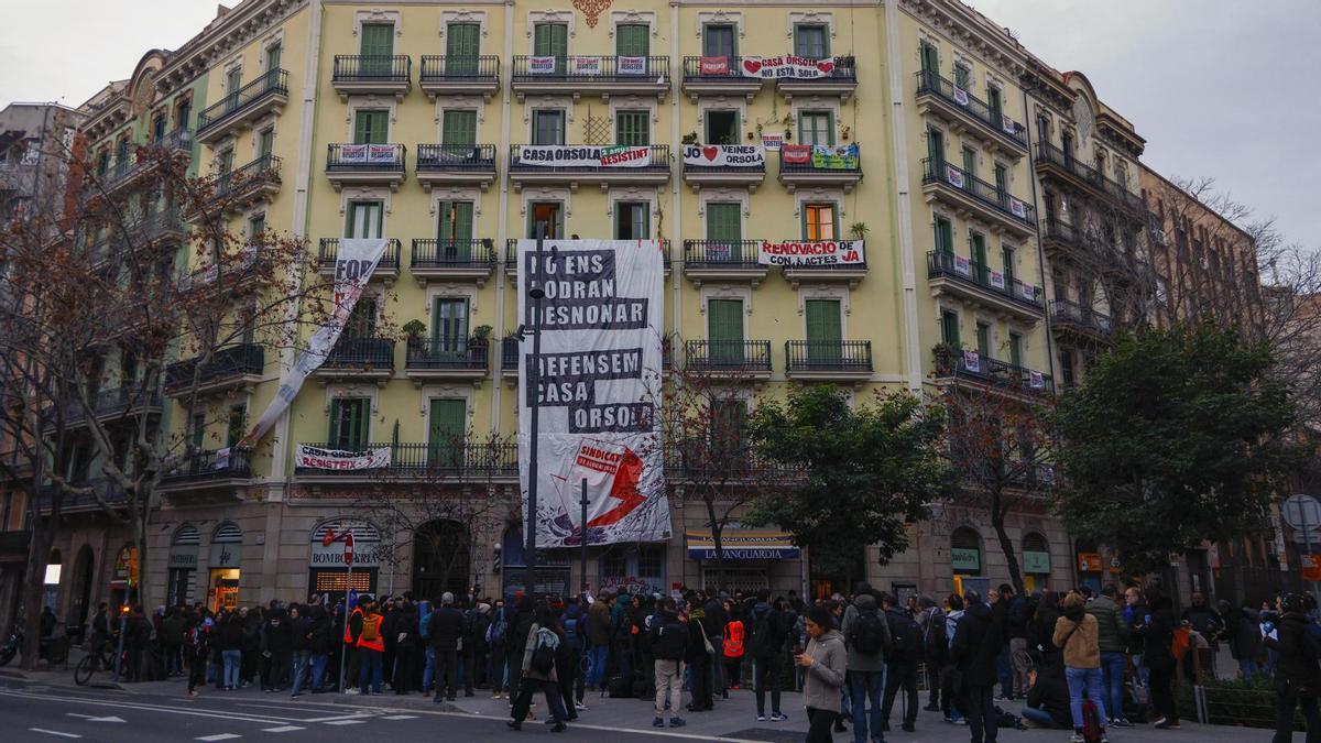 Los vecinos se concentran frente a la Casa Orsola para evitar el desahucio tras pasar la noche acampados