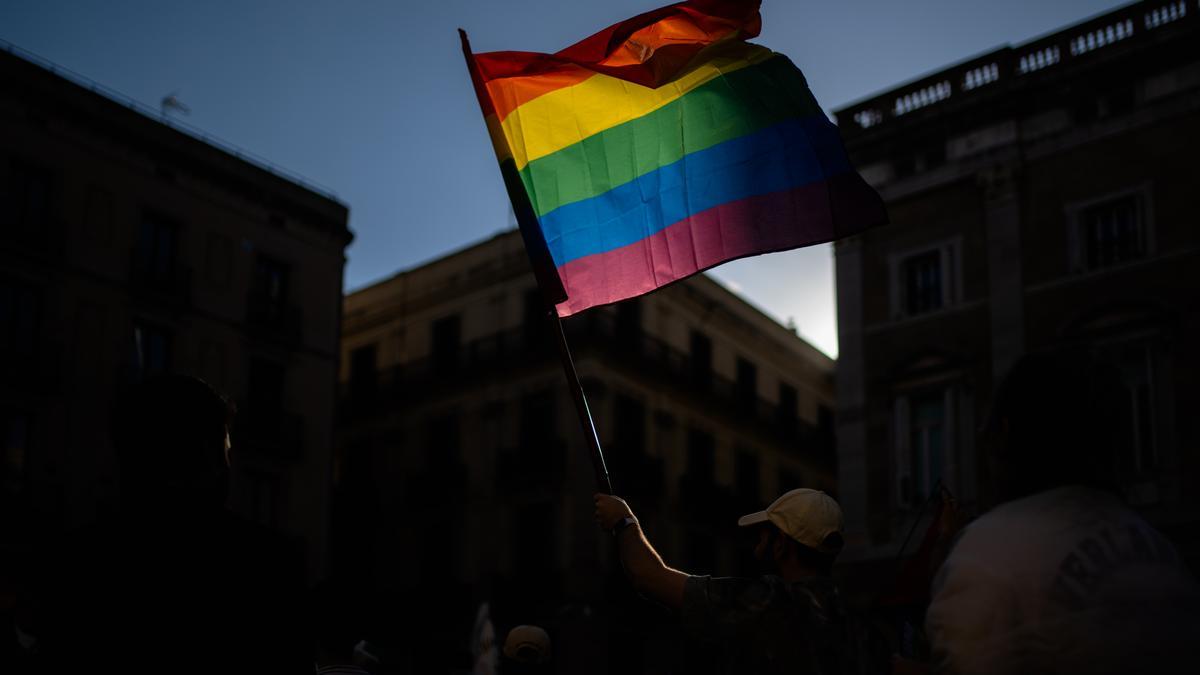 Denuncian que el cura de un pueblo de Segovia niega la comunión a dos parejas gays tras consultarlo con el obispo