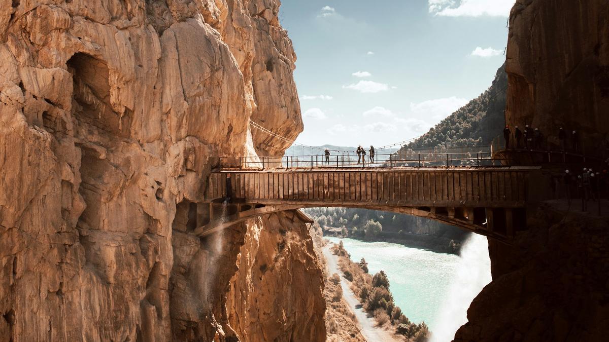 Desafíos de altura: las rutas de senderismo por pasarelas más espectaculares de España