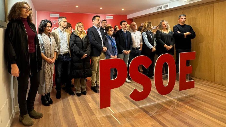 El líder del PSOE cántabro, tras el ataque con artefactos explosivos a la sede: «No nos van a callar, no nos van a amedrentar»