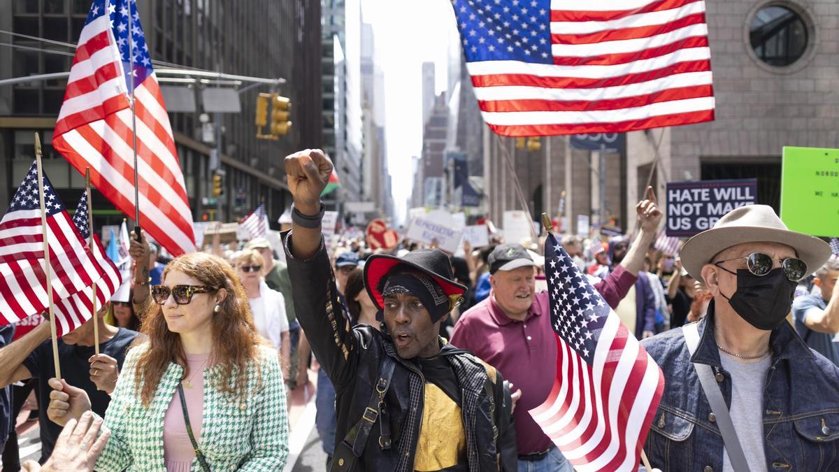 Miles de personas salen a las calles de varias ciudades en EEUU para protestar contra el «odio» y la «censura» de Trump