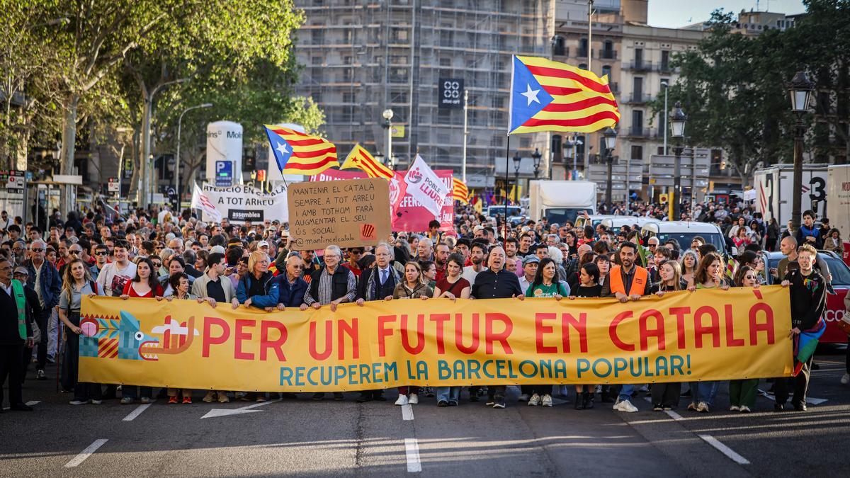 Cientos de personas aprovechan Sant Jordi para manifestarse en defensa de la lengua catalana