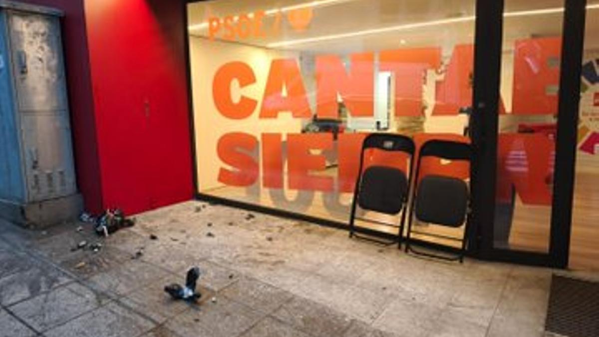 Un encapuchado lanza artefactos caseros en el interior de la sede del PSOE de Cantabria durante un acto sobre memoria democrática