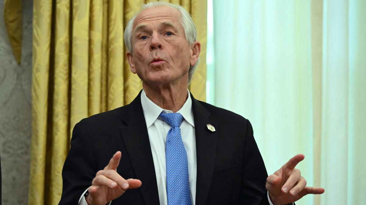 Quién es Peter Navarro, el ideólogo de los aranceles de Trump que se pelea con Musk en público y se inventó al economista «Ron Vara»