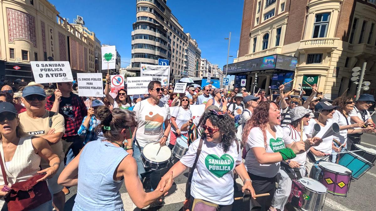 Madrid presiona a Ayuso desde las calles y vuelve a clamar por el sistema de salud: «¿Invertir en sanidad? ¡Eso sí es libertad!»