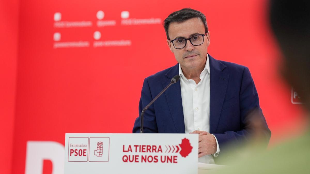 La modificación de los estatutos permitirá que el líder del PSOE extremeño no dimita pese a haberle abierto juicio oral