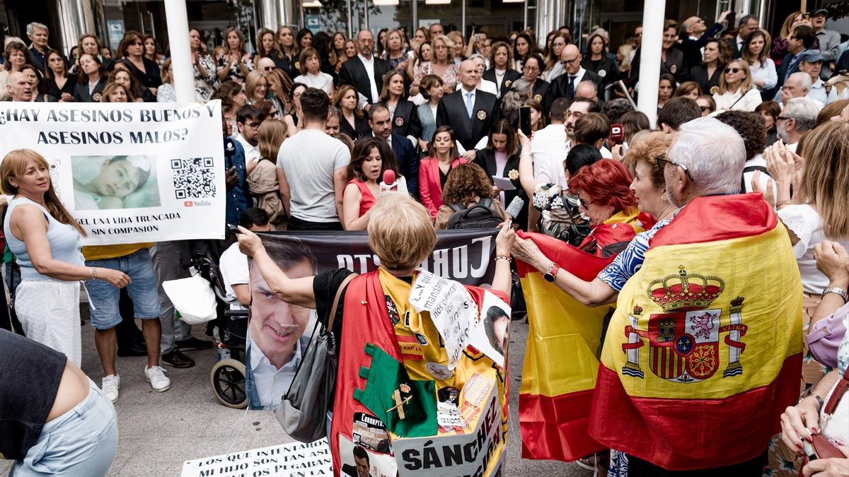 El paro de los jueces: magistrados con togas protestando contra el Gobierno en varias ciudades y manifestantes que insultan a Sánchez