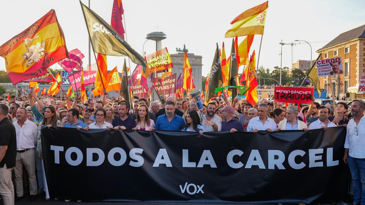 El ‘Cara al sol’, banderas franquistas y brazos en alto en una manifestación contra Sánchez convocada por Vox