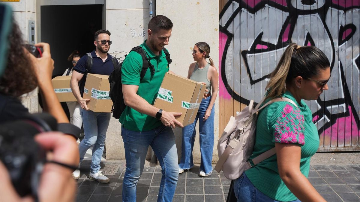 La Guardia Civil clona el móvil de Ábalos y se lleva varias memorias en el registro de su casa: «No estoy preocupado»