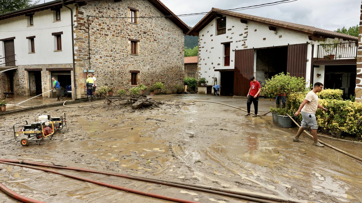 Bomberos de Gipuzkoa atienden 140 avisos por inundaciones en Tolosaldea y Goierri: se han superado «todas las previsiones»