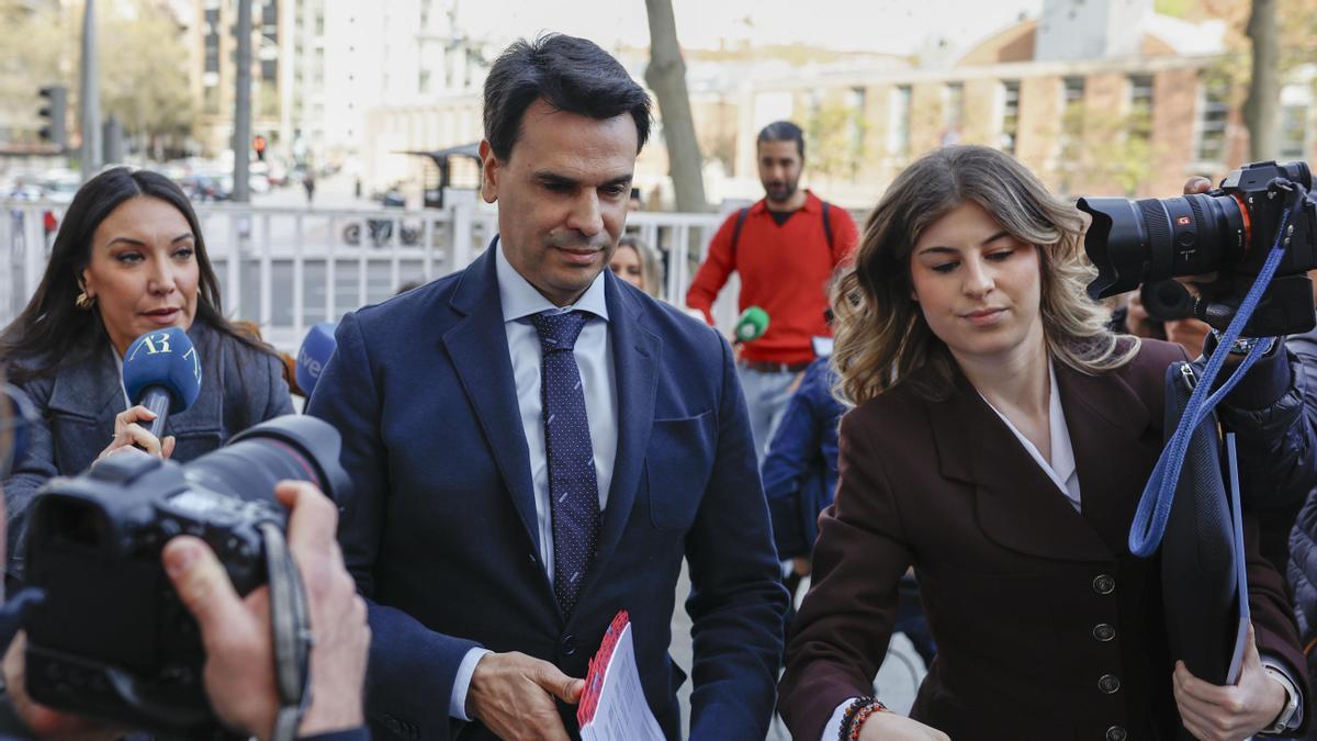 Una jueza imputa a un periodista de elDiario.es tras una queja de la pareja de Ayuso por las noticias de la causa contra el fiscal general