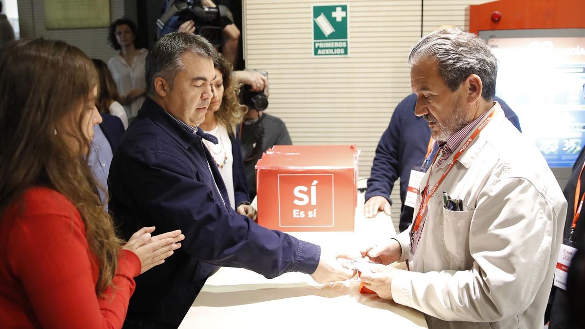 El encargo de Santos Cerdán a Koldo en plenas primarias del PSOE en 2014: «Mete las dos papeletas sin que te vea nadie»